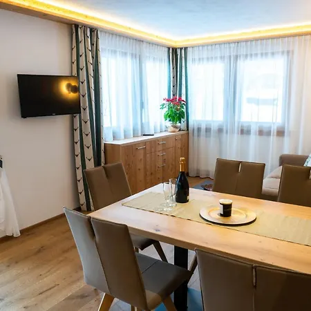 Appartement Lares Garden House Madonna